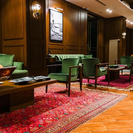 Liv Hotel *
