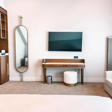 Liv Hotel *