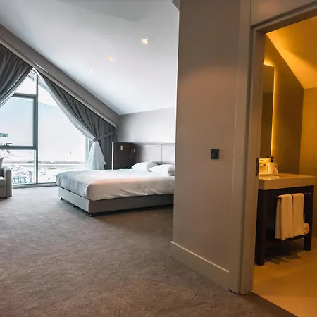 Liv Hotel *