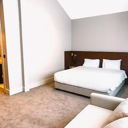 Liv Hotel *
