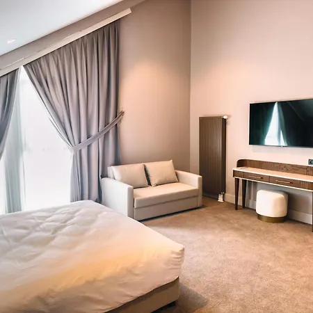 Liv Hotel *