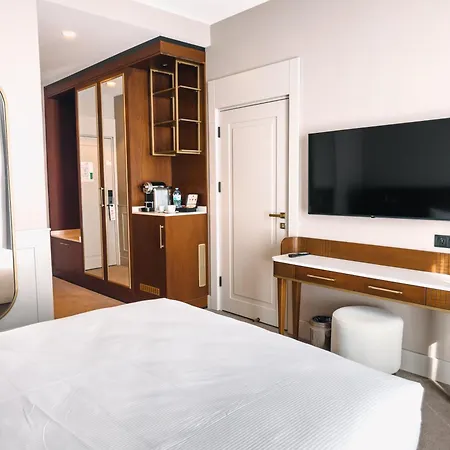 Liv Hotel *