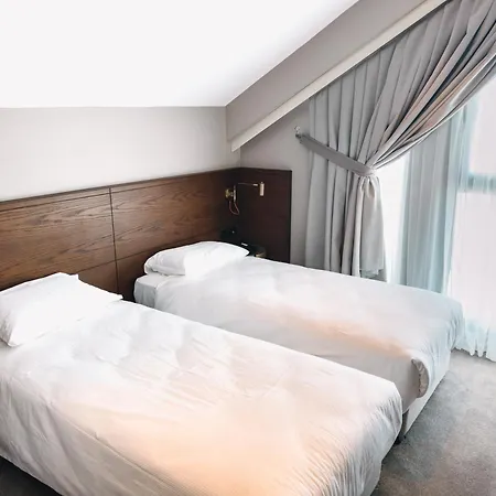 Liv Hotel *